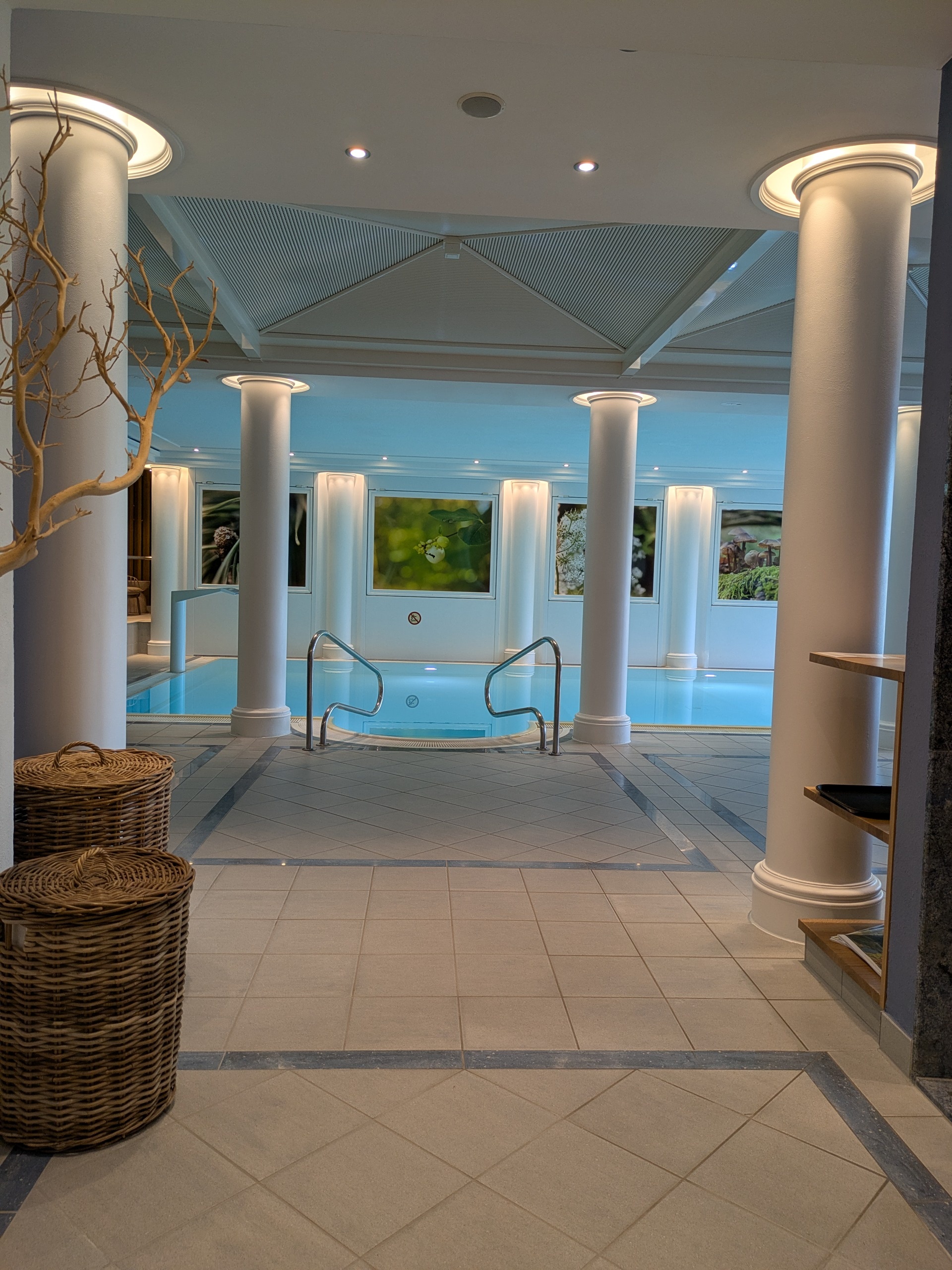 https://www.hofgut-georgenthal.de/assets/local/Aktivit%C3%A4ten-Erholung/Erholung/eingangsbereich-wellnessbereich-innenpool-hofgut-georgenthal-taunus.jpg