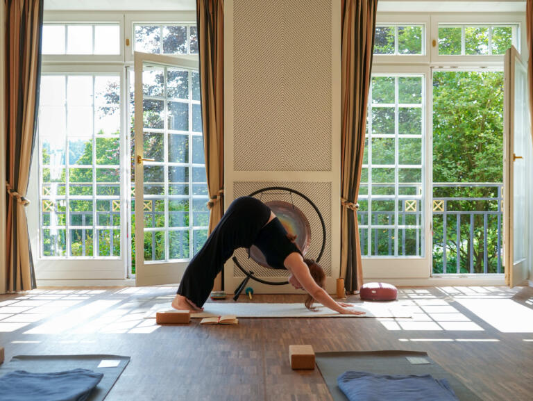 Eine entspannte Yoga-Einheit im lichtdurchfluteten Yogaraum des Hofgut Georgenthal – ein Ort zum Durchatmen, Loslassen und ganz bei sich Ankommen, umgeben von der Ruhe des Taunus.