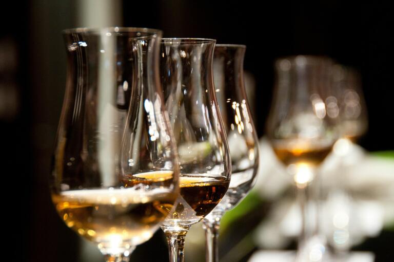 Digestif-Verkostung im Hofgut Georgenthal: Mehrere Gläser mit verschiedenen Digestifs stehen auf einem Tisch in einem eleganten Ambiente.