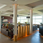 Die Club-Lounge aus der Eingangsperspektive im Hofgut Georgenthal