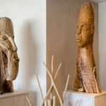 Die Skulpturen "Zwei Europäer" von Brele Scholz in der Lobby des Hofgut Georgenthal
